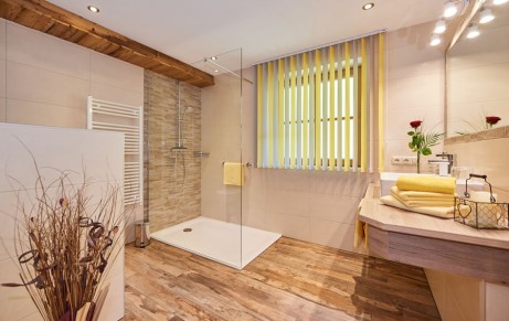 Badezimmer mit Glasdusche