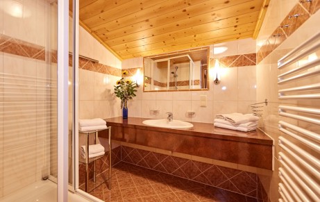 Badezimmer mit Waschtisch