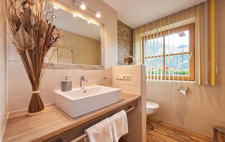 Badezimmer mit Waschtisch