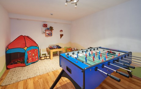 Spielzimmer mit Tischfu%uFFFDball und B%uFFFDllebad
