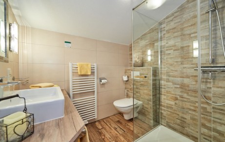 Modernes Badezimmer mit Glasdusche