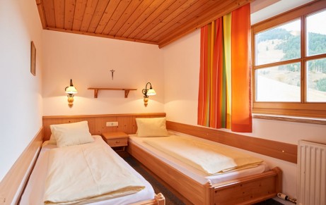 Schlafzimmer mit zwei Einzelbetten